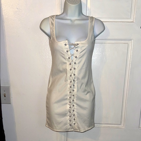 Dresses & Skirts - Chic Off-White “Ish” Bodycon Dress – Like New – Only $13!